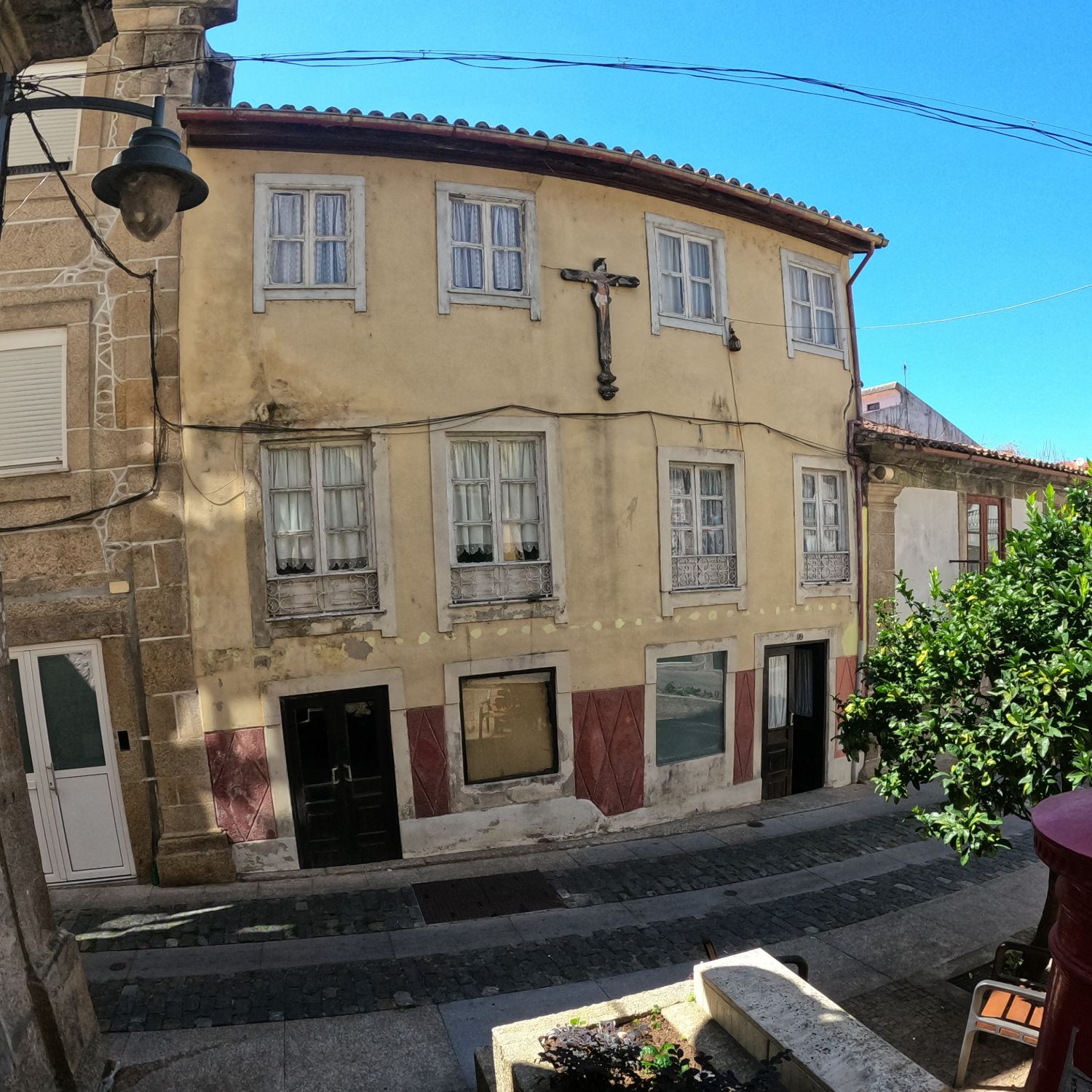 La façade ocre de la maison sur trois niveaux, sur le Largo da Valeta, avec deux portes sur rue