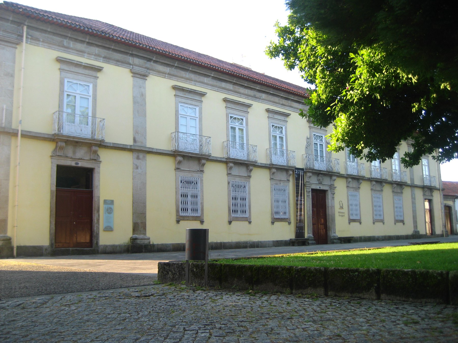 Le bâtiment historique de la Casa do Terreiro, qui abrite la Casa das Artes et la bibliothèque municipale