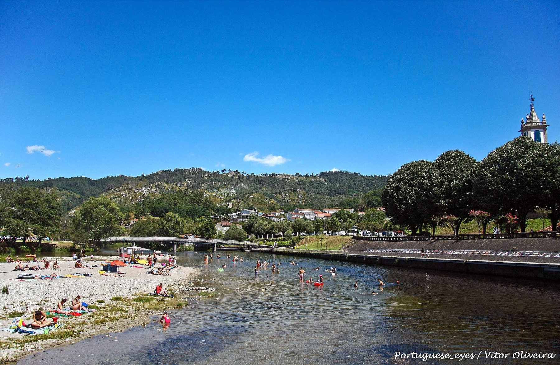 Baigneurs à la plage fluviale de Valeta, au bord du Rio Vez